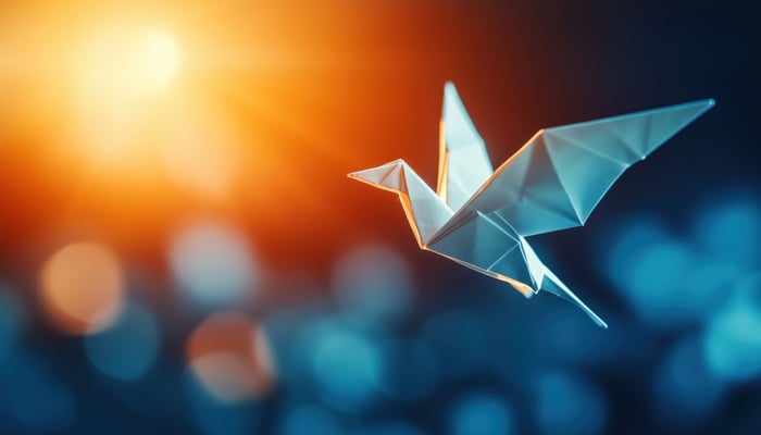 Papiervogel in Origami-Technik als Symbol für Veränderung