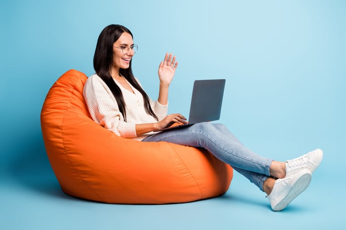 Frau im Sitzsack mit Laptop